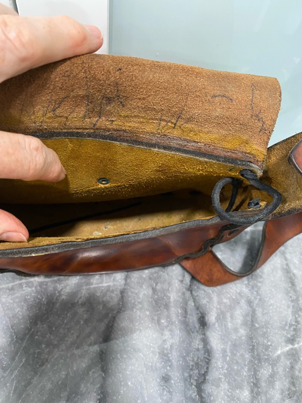 Handcrafted Brown Leather Crossbody Bag - Vintage - Picture 4 of 16